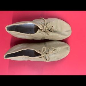 Woman’s size 7 1/2 tan ballet shoes